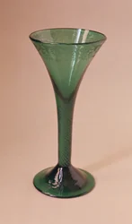 Verre à vin trompette dessiné, gravé à la roue, vers 1745-60